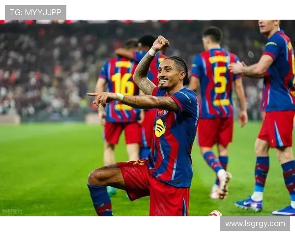 拉菲尼亚复出首战表现稳健，关键传球与跑动数据亮眼