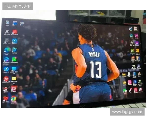 普尔靠无球掩护吸引大个换防拉开三分空间