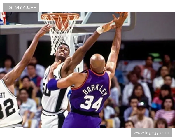 查尔斯·巴克利对比同期内线，篮板与得分效率显著领先 peers